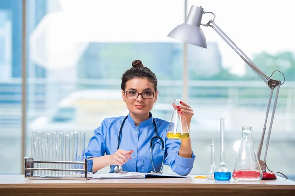 Laboratuvarda kimyasal testler yapan kadın doktor. — Stok fotoğraf