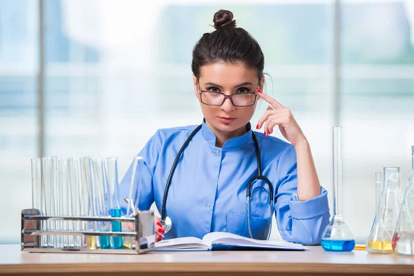 Mulher médica fazendo testes químicos em laboratório — Fotografia de Stock