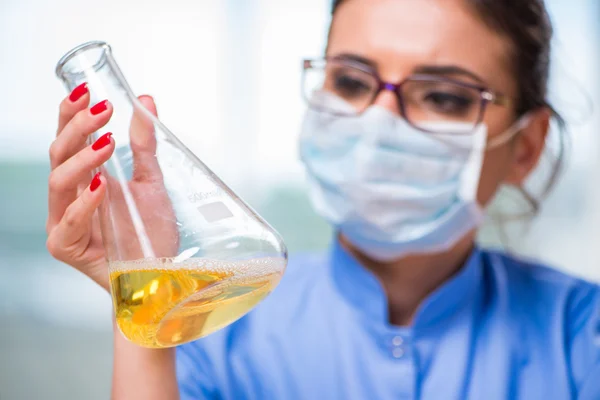 Žena lékař dělá chemické testy v laboratoři — Stock fotografie