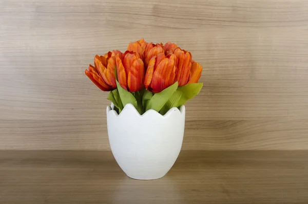 Kwiatów tulipanów na tle drewniane — Zdjęcie stockowe