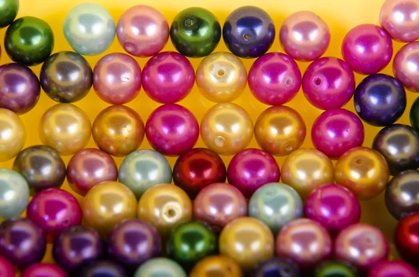 Collar de perlas arreglado como fondo —  Fotos de Stock