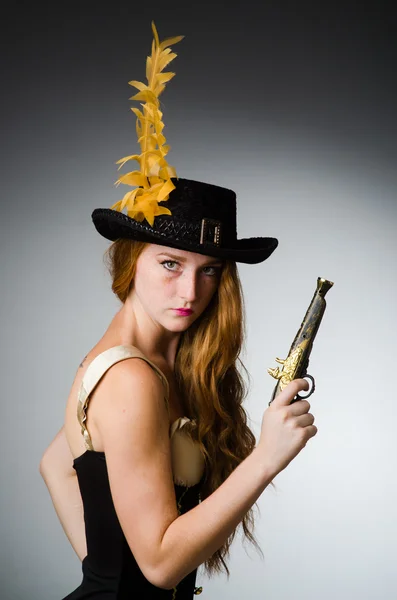 Kvinna i piratkostym - Halloween koncept — Stockfoto