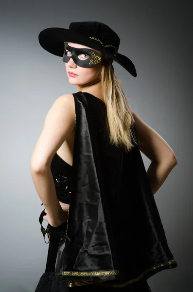 Donna in costume da pirata - concetto di Halloween — Foto Stock