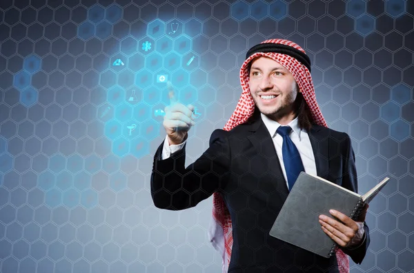 Arabský obchodník lisování virtuální tlačítka — Stock fotografie