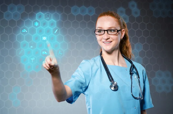 Ung kvinna läkare att trycka på virtuella knappar — Stockfoto