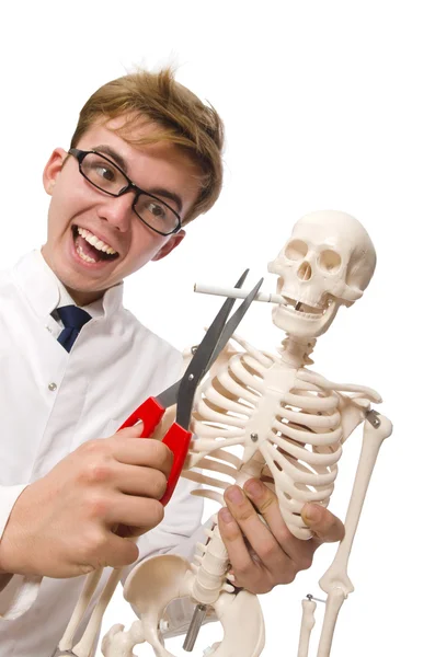 Antismoking conceito com homem e esqueleto — Fotografia de Stock