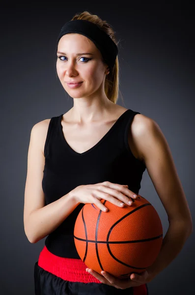 Женщина с баскетболом в спортивной концепции — стоковое фото