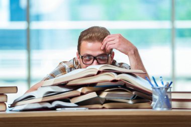 Genç erkek öğrenci lise sınavlarına hazırlanıyor