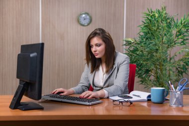 İş kadını ofiste çalışan stres altında