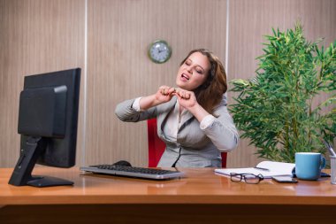 İş kadını ofiste çalışan stres altında