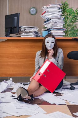 İş kadını ofiste çalışan stres altında