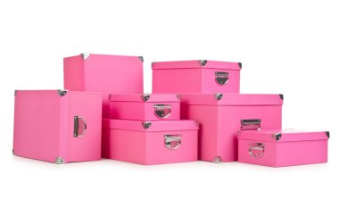 pembe giftboxes üzerinde beyaz izole