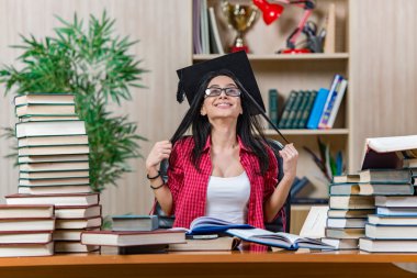 Üniversite sınavlarına hazırlanan genç bir kız öğrenci.