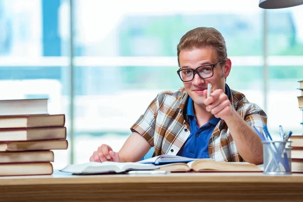 Giovane studente maschio preparazione per gli esami di scuola superiore — Foto Stock