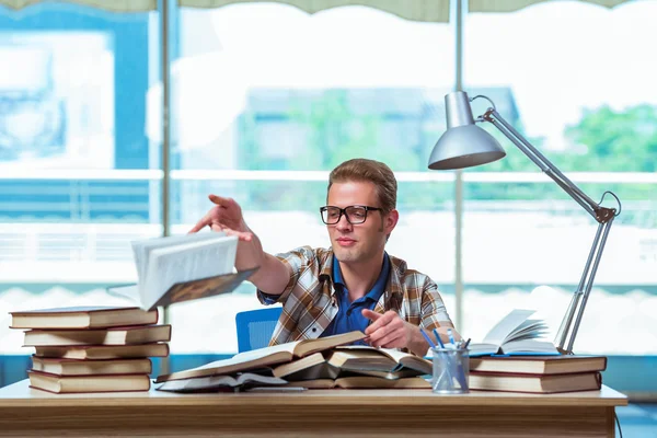 Mladý muž student, příprava k maturitě — Stock fotografie