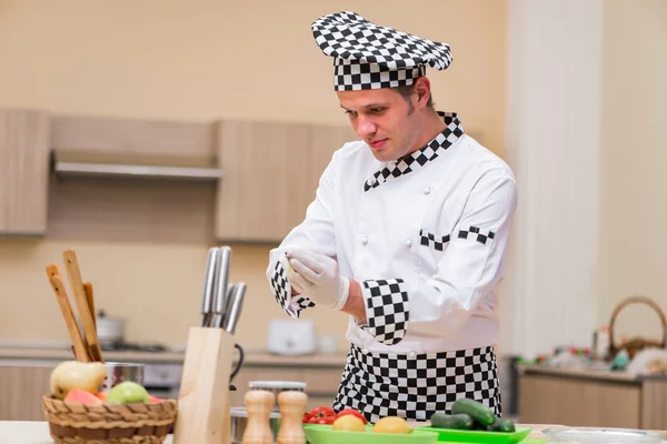 Férfi szakács étel a konyhában — Stock Fotó