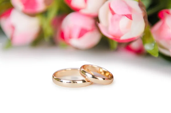 结婚戒指和孤立的白色背景上的花 — 图库照片