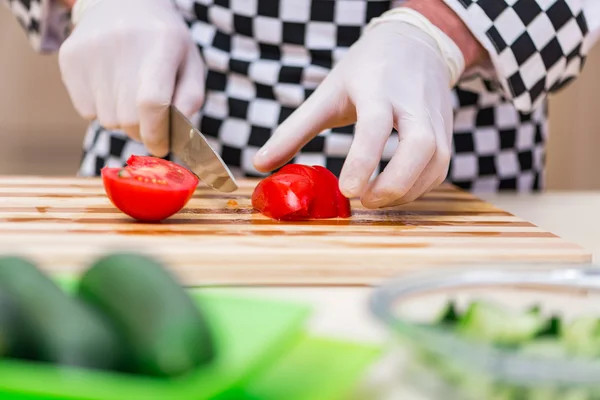 Bucătar de sex masculin prepararea alimentelor în bucătărie — Fotografie, imagine de stoc