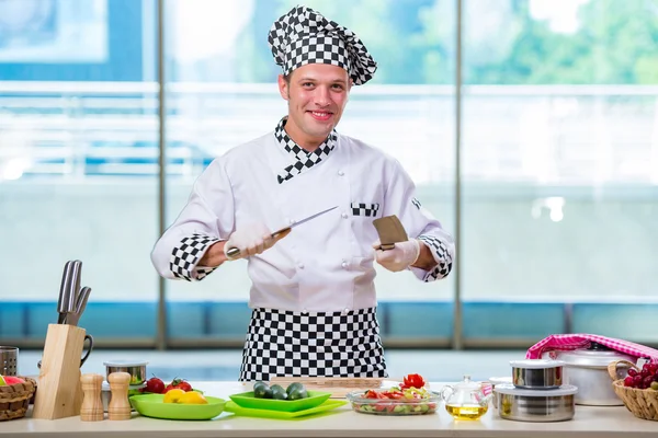 Cozinha masculina preparando comida na cozinha — Fotografia de Stock