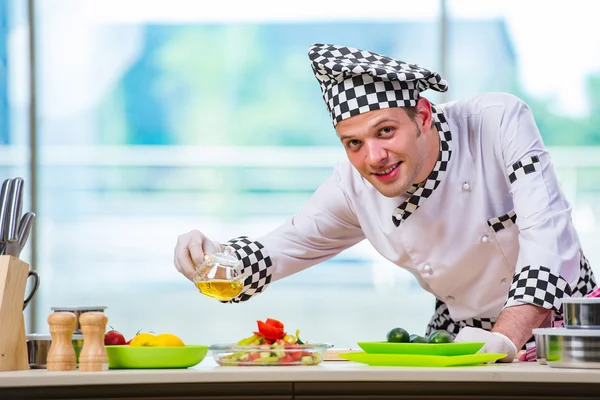 Male cook preparing food in the kitchen — Stock Photo, Image