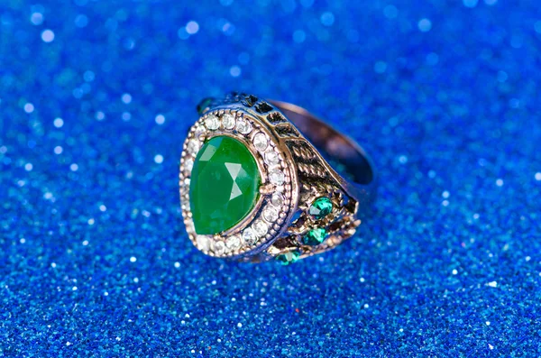 Anillo de joyería sobre fondo azul — Foto de Stock