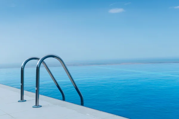 Infinity pool on the bright summer day — Stock Photo, Image