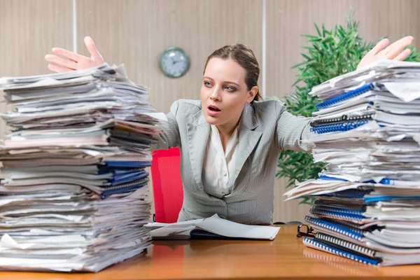 Mujer bajo estrés por exceso de papeleo — Foto de Stock