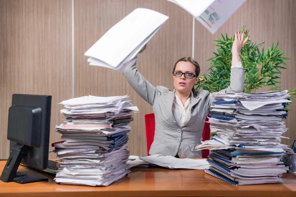 Affärskvinna under stress arbetar på kontoret — Stockfoto