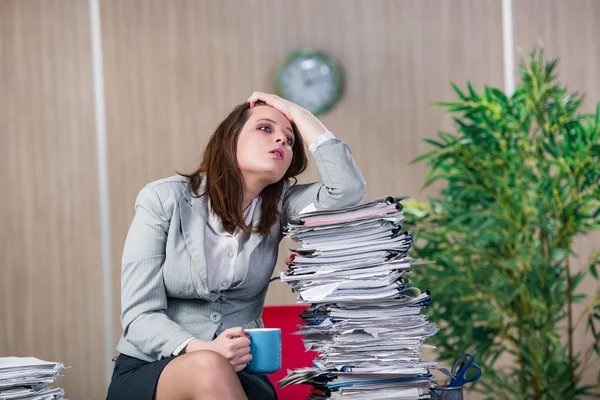 Деловая женщина в состоянии стресса работает в офисе — стоковое фото
