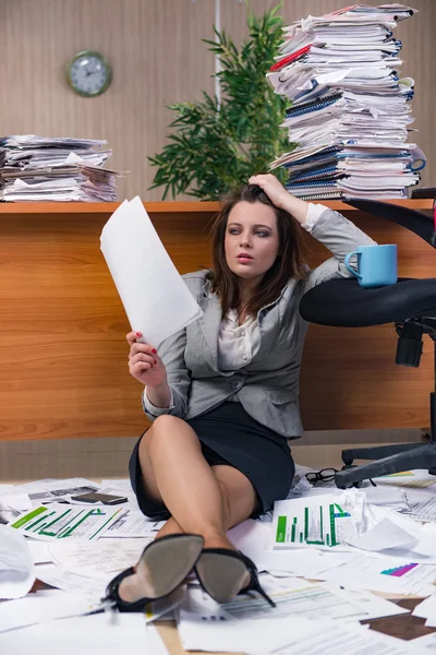 Empresaria bajo estrés trabajando en la oficina — Foto de Stock