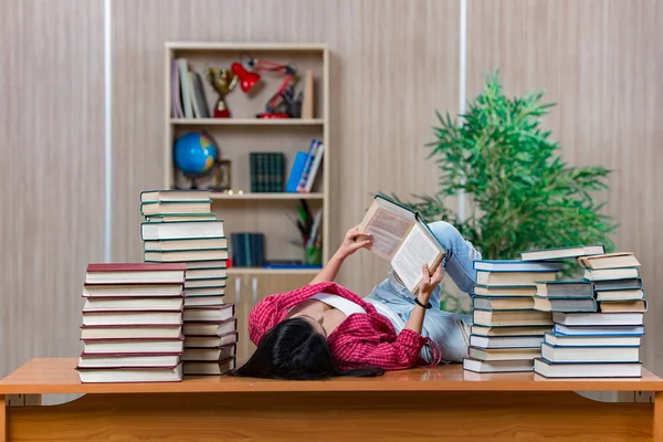 Jonge vrouwelijke student bereidt zich voor op college tentamens — Stockfoto