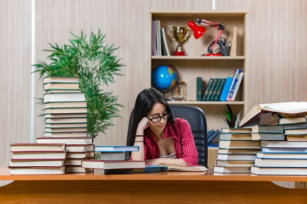 Ung kvinnlig student förbereder sig för collegeprov — Stockfoto