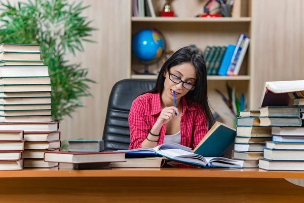 Giovane studentessa che si prepara per gli esami di scuola superiore — Foto Stock