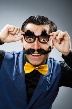 Komik adam koyu arka plan