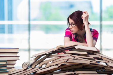 Sınavlara hazırlanan genç kız öğrenci.