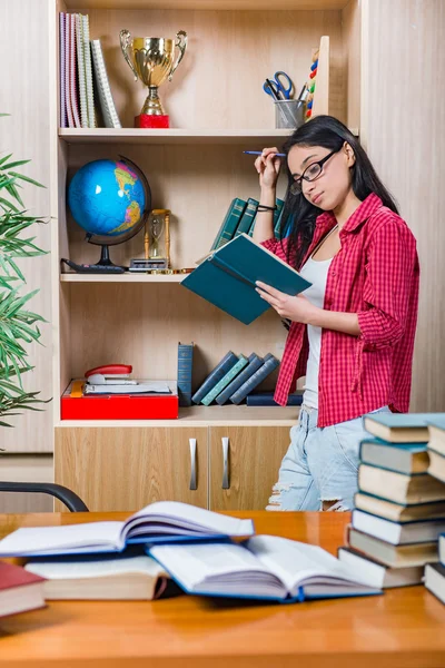 Jovem estudante se preparando para os exames da escola universitária — Fotografia de Stock