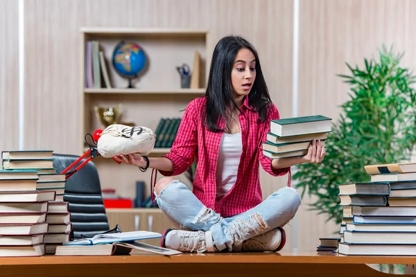 Joven estudiante preparándose para los exámenes de la escuela universitaria —  Fotos de Stock