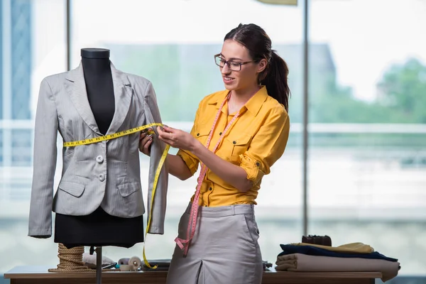 新しい服を仕立てる女性は — ストック写真