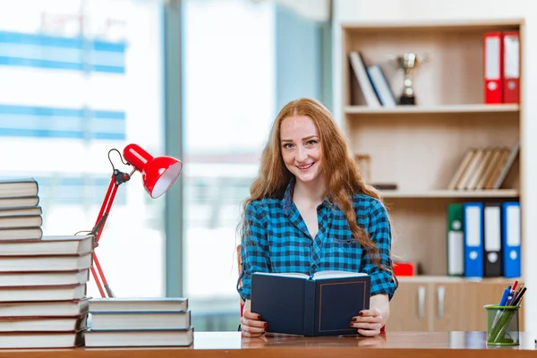 Giovane studentessa preparazione per gli esami — Foto Stock