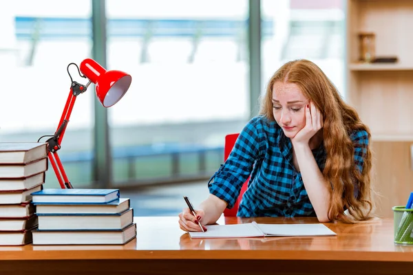 Jovem estudante se preparando para exames — Fotografia de Stock