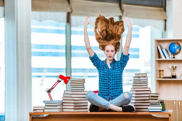 Jovem estudante se preparando para exames — Fotografia de Stock