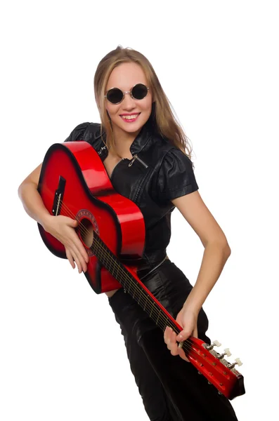 Mujer joven con guitarra aislada en blanco — Foto de Stock