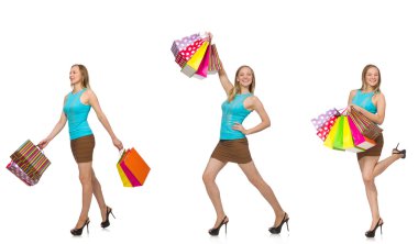 Alışveriş torbaları olan kadın beyazda yalnız.