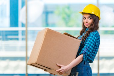 Güzel genç kadın taşıma kutusu