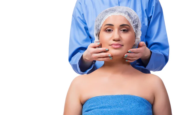 Ung kvinna förbereder för plastikkirurgi isolerad på vit — Stockfoto