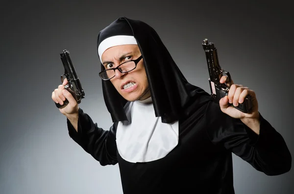 Man dressed as nun with handgun — Stock Photo, Image