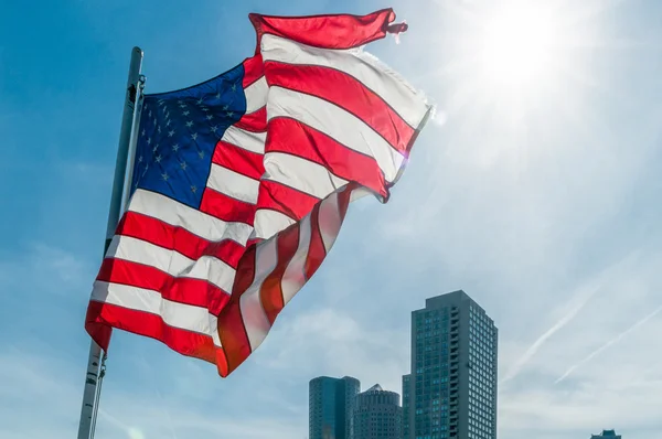 Amerykańska flaga przeciwko błękitnemu niebu — Zdjęcie stockowe