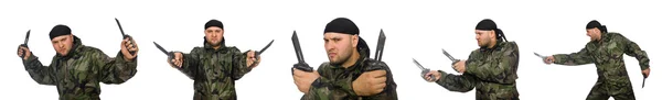 Молодой человек в военной форме держит нож изолированный на белом — стоковое фото