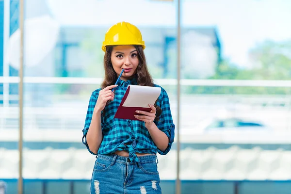 Mulher construtor tomar notas no local de construção — Fotografia de Stock