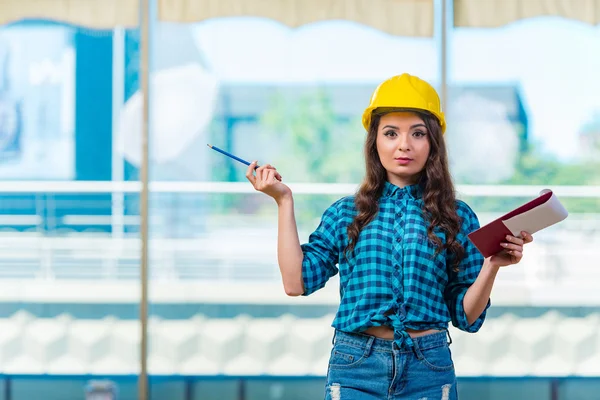 Mujer constructora tomando notas en el sitio de construcción — Foto de Stock